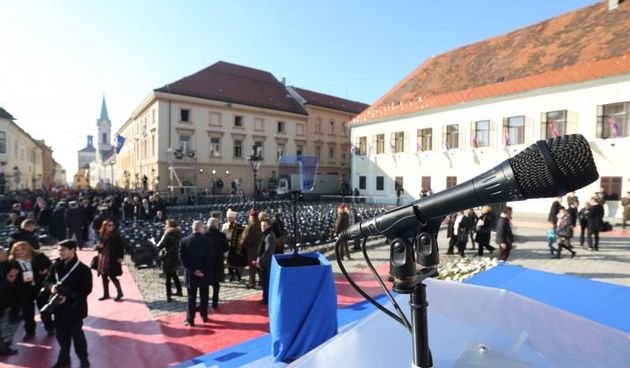 Zagreb – Na Markovom trgu sve je spremno za svecanu inauguraciju predsjednice Republike Hrvatske Kolinde Grabar-Kitarovic, a na svoja mjesta pristizu visoki strani i domaci drzavni duznosnici, kao i brojni gradjani. Photo: HINA/POOL/Damir Sencar/PIXSELL