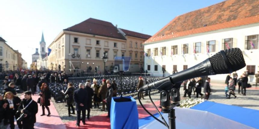 Zagreb – Na Markovom trgu sve je spremno za svecanu inauguraciju predsjednice Republike Hrvatske Kolinde Grabar-Kitarovic, a na svoja mjesta pristizu visoki strani i domaci drzavni duznosnici, kao i brojni gradjani. Photo: HINA/POOL/Damir Sencar/PIXSELL Zagreb – Na Markovom trgu sve je spremno za svecanu inauguraciju predsjednice Republike Hrvatske Kolinde Grabar-Kitarovic, a na svoja mjesta pristizu visoki strani i domaci drzavni duznosnici, kao i brojni gradjani. Photo: HINA/POOL/Damir Sencar/PIXSELL