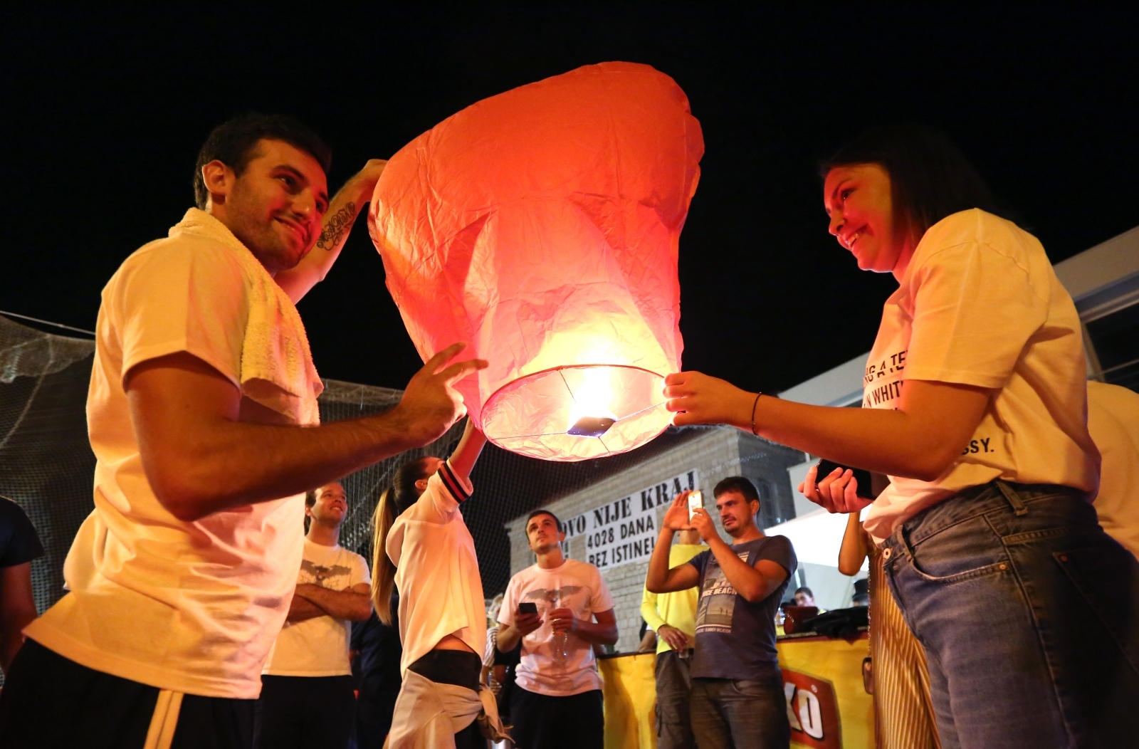 U Vodicama pušteni lampioni za tragično stradale vatrogasce na Kornatima U Vodicama pušteni lampioni za tragično stradale vatrogasce na Kornatima