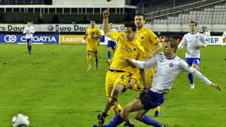 Split, 011210. 
Stadion HNK Hajduka u Poljudu.    
UEFA Europska liga utakmica HNK Hajduk – FC AEK. 
Na slici: Ivan Strinic i Konstantinos Manolas.
Foto: Jadran Babic / CROPIX