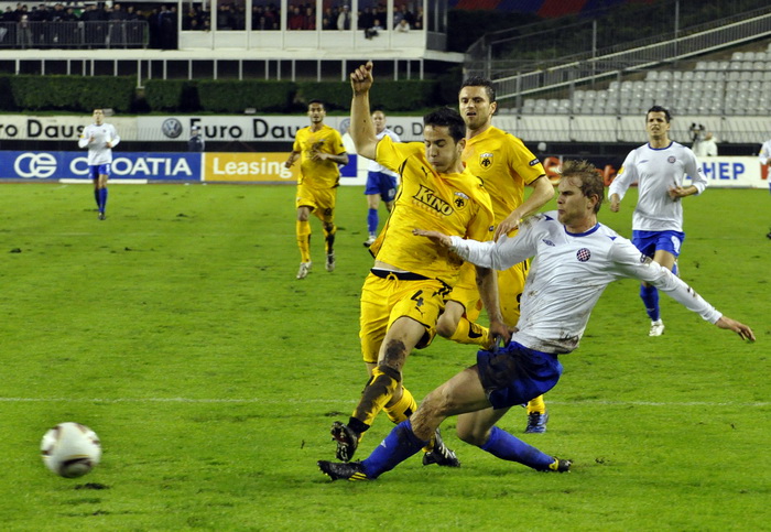 Split, 011210. 
Stadion HNK Hajduka u Poljudu.    
UEFA Europska liga utakmica HNK Hajduk – FC AEK. 
Na slici: Ivan Strinic i Konstantinos Manolas.
Foto: Jadran Babic / CROPIX