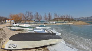 Ribarska lučica Prosika na Vranskom jezeru okovana ledom Ribarska lučica Prosika na Vranskom jezeru okovana ledom