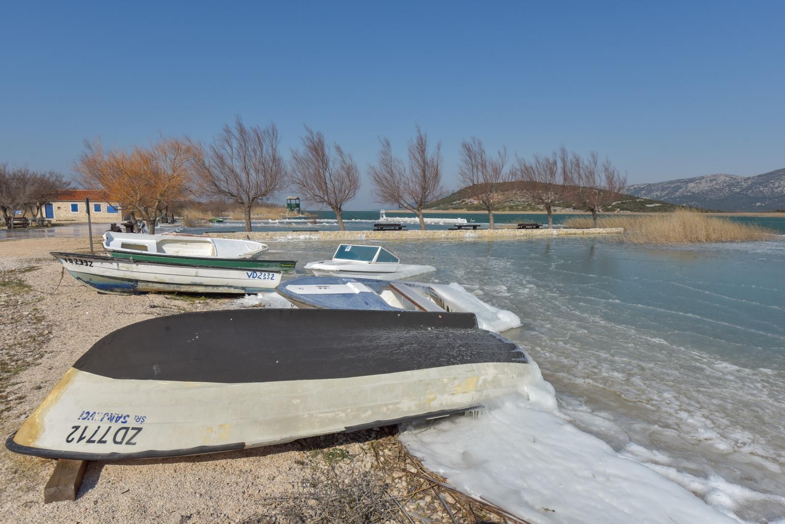 Ribarska lučica Prosika na Vranskom jezeru okovana ledom Ribarska lučica Prosika na Vranskom jezeru okovana ledom