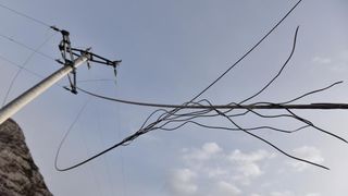 Karlobag: Srušeni stupovi niskonaponske mreže, Foto: Dino Stanin/PIXSELL Karlobag: Srušeni stupovi niskonaponske mreže, Foto: Dino Stanin/PIXSELL