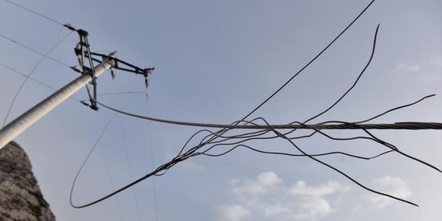 Karlobag: Srušeni stupovi niskonaponske mreže, Foto: Dino Stanin/PIXSELL Karlobag: Srušeni stupovi niskonaponske mreže, Foto: Dino Stanin/PIXSELL