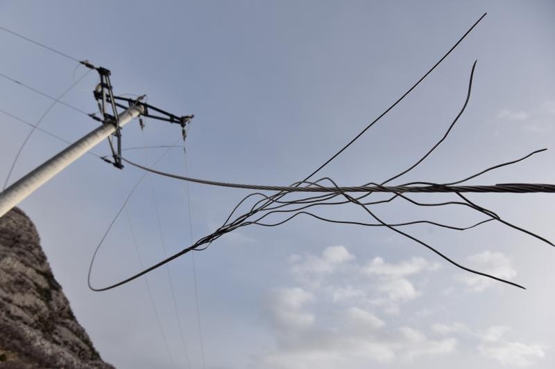 Karlobag: Srušeni stupovi niskonaponske mreže, Foto: Dino Stanin/PIXSELL Karlobag: Srušeni stupovi niskonaponske mreže, Foto: Dino Stanin/PIXSELL