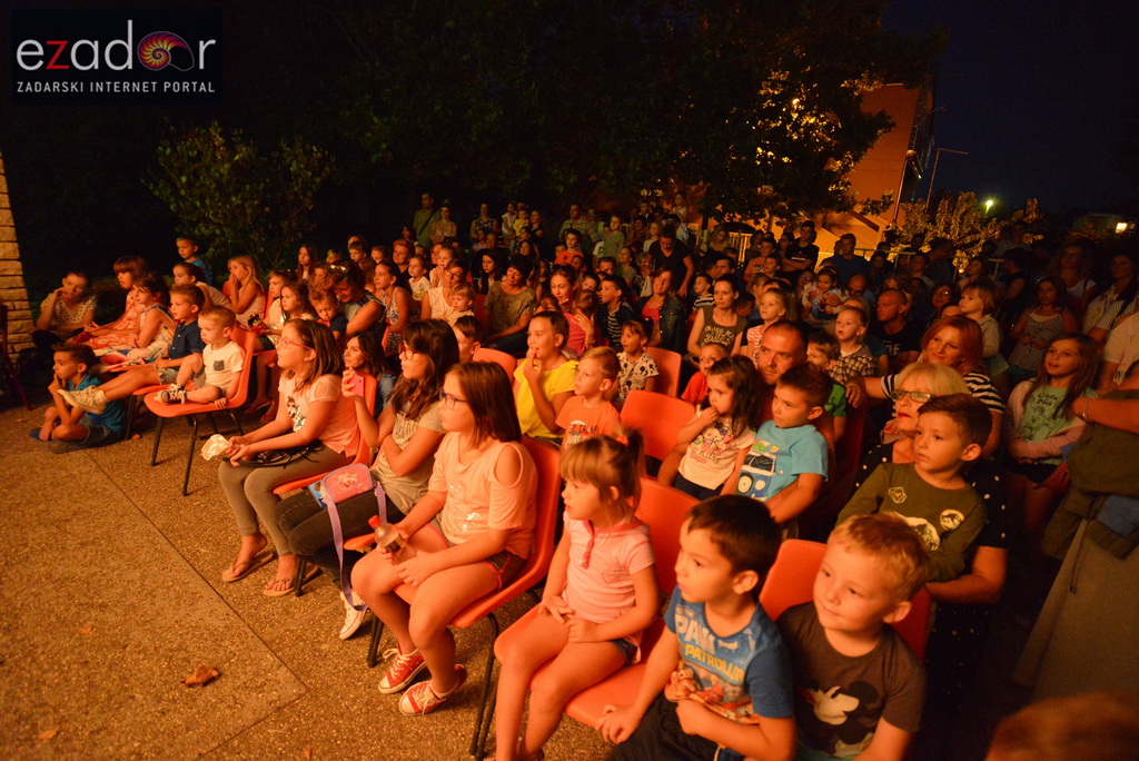 Stanarska fešta 2017: Predstava “U zemlji čudesa” Teatra Dragon Stanarska fešta 2017: Predstava “U zemlji čudesa” Teatra Dragon
