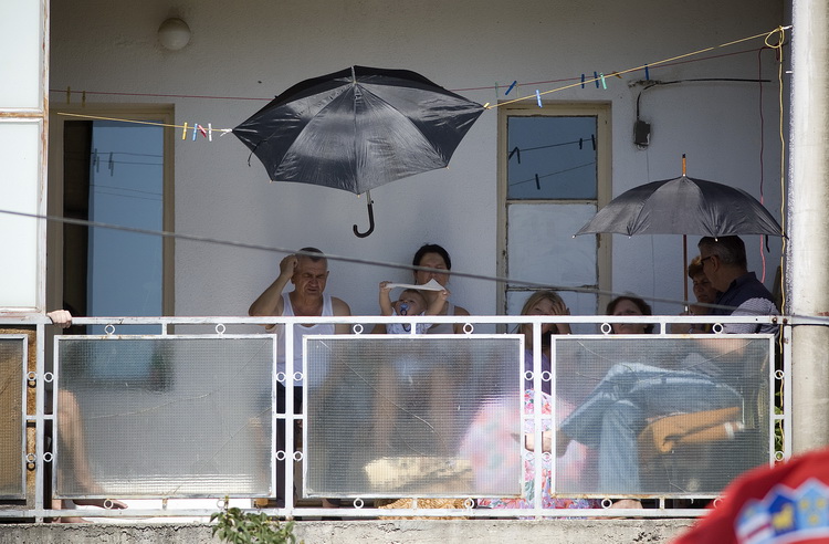 Knin, 050811.
Podizanjem zastave na Kninskoj tvrdjavi i postrojavanjem vojnih snaga na nogometnom igralistu obiljezena je 16. obljetnica VRO Oluja, Dan pobjede i domovinske zahvalnosti i Dan hrvatskih branitelja.
Foto: Ante Cizmic / CROPIX Knin, 050811.
Podizanjem zastave na Kninskoj tvrdjavi i postrojavanjem vojnih snaga na nogometnom igralistu obiljezena je 16. obljetnica VRO Oluja, Dan pobjede i domovinske zahvalnosti i Dan hrvatskih branitelja.
Foto: Ante Cizmic / CROPIX