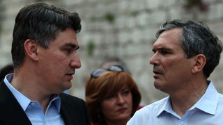 Zadar, 120513.
Trg pet bunara, Poluotok. 
Predizborni skup SDP-a na kojem je sudjelovao predsjednik stranke Zoran Milanovic. Na skupu je predstavljen i kandidat za gradonacelnika Zadra Ivo Bilic. Na fotografiji: Zoran Milanovic i Ivo Bilic.
Foto: Jure Mis