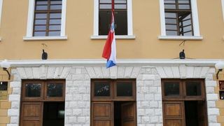 Veliki znak zabranjenog pusenja postavljen je ispred zgrade gimnazije u parku Vladimira Nazora. Ucenici koji budu u prekrsaju prvi put ce biti opomenuti dok sljedeceg puta sankcije ce biti stroze. Photo: Filip Brala/PIXSELL