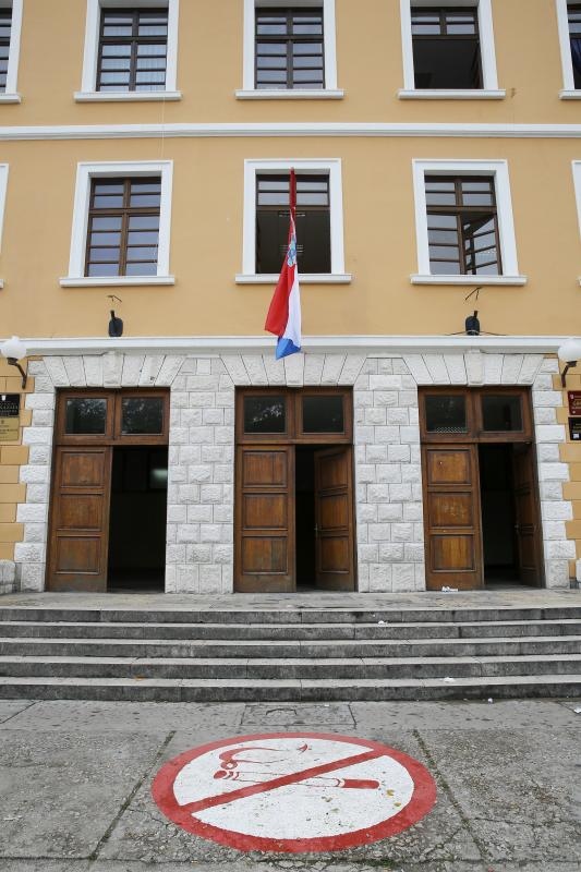 Veliki znak zabranjenog pusenja postavljen je ispred zgrade gimnazije u parku Vladimira Nazora. Ucenici koji budu u prekrsaju prvi put ce biti opomenuti dok sljedeceg puta sankcije ce biti stroze. Photo: Filip Brala/PIXSELL
