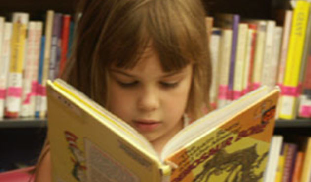 Djevojčica s knjigom