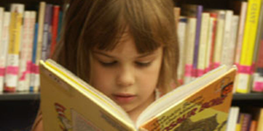 Djevojčica s knjigom