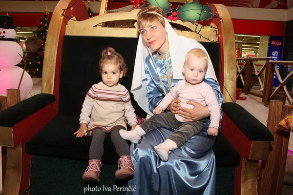 Sv. Luce razveselila mališane u Supernova centru, Foto: Iva Perinčić Sv. Luce razveselila mališane u Supernova centru, Foto: Iva Perinčić