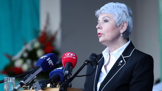 Vukovar, 250610.
U povodu Dana drzavnosti Republike Hrvatske obiljezen  zavrsetak skolovanja polaznika vojnih skola za potrebe Oruzanih snaga. Na fotografiji polaznicima vojnih skola obratila se premijerka Jadranka Kosor.
Foto: Damir Glibusic / CROPIX