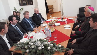 Nadbiskup Puljić primio Kalmetu i Zrilića sa suradnicima Nadbiskup Puljić primio Kalmetu i Zrilića sa suradnicima