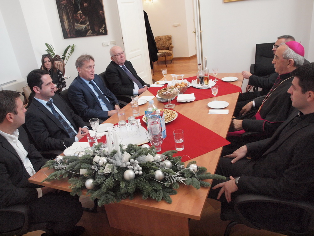 Nadbiskup Puljić primio Kalmetu i Zrilića sa suradnicima Nadbiskup Puljić primio Kalmetu i Zrilića sa suradnicima