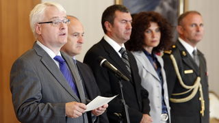 Zagreb, 290811.
Ured Predsjednika.
Predsjednik Republike Ivo Josipovic primio je i urucio odlikovanja “Red Kneza Domagoja s ogrlicom” Samostalnom bataljunu Skabrnja.
Foto: Davor Pongracic / CROPIX Zagreb, 290811.
Ured Predsjednika.
Predsjednik Republike Ivo Josipovic primio je i urucio odlikovanja “Red Kneza Domagoja s ogrlicom” Samostalnom bataljunu Skabrnja.
Foto: Davor Pongracic / CROPIX
