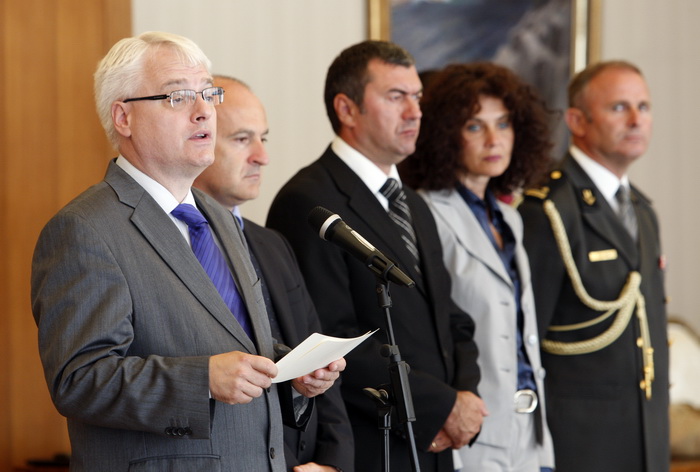 Zagreb, 290811.
Ured Predsjednika.
Predsjednik Republike Ivo Josipovic primio je i urucio odlikovanja “Red Kneza Domagoja s ogrlicom” Samostalnom bataljunu Skabrnja.
Foto: Davor Pongracic / CROPIX Zagreb, 290811.
Ured Predsjednika.
Predsjednik Republike Ivo Josipovic primio je i urucio odlikovanja “Red Kneza Domagoja s ogrlicom” Samostalnom bataljunu Skabrnja.
Foto: Davor Pongracic / CROPIX