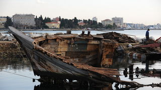 Zadar, 090113.
Iz uvale Vitrenjak iz mora se poceo izvlaciti stari drveni turisticki brod koji je potopljen vec 25 godina. Radnici ga rastavljaju na komade jer je prevelik da bi se oteglio odjednom.
Na fotografiji: izvlacenje broda.
Foto: Luka Gerlanc / C