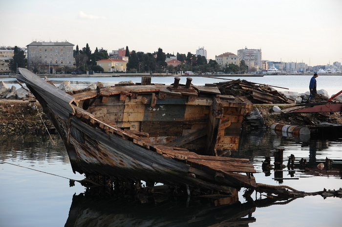 Zadar, 090113.
Iz uvale Vitrenjak iz mora se poceo izvlaciti stari drveni turisticki brod koji je potopljen vec 25 godina. Radnici ga rastavljaju na komade jer je prevelik da bi se oteglio odjednom.
Na fotografiji: izvlacenje broda.
Foto: Luka Gerlanc / C