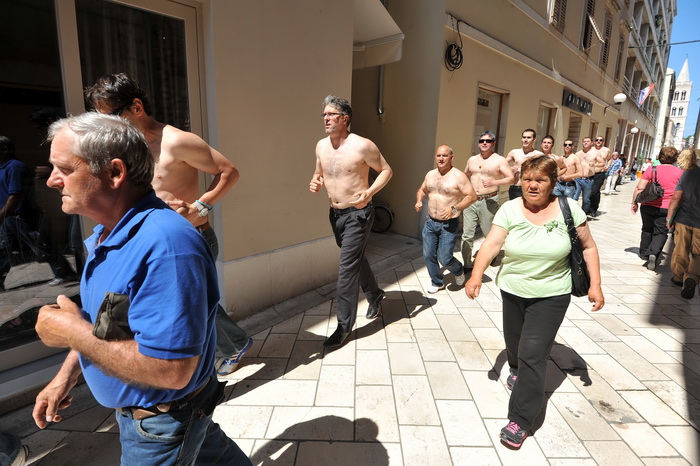 Zadar, 090513.
Jutros su clanovi izborne liste Konji na Narodnom trgu prikazali kako ce zapocinjati njihovi radni dani kada budu u gradskom vijecu. Kako izjavljuju, svaki dan ce poceti postavljanjem u vrstu i slusanjem himne, nakon cega slijedi jutarnja t Zadar, 090513.
Jutros su clanovi izborne liste Konji na Narodnom trgu prikazali kako ce zapocinjati njihovi radni dani kada budu u gradskom vijecu. Kako izjavljuju, svaki dan ce poceti postavljanjem u vrstu i slusanjem himne, nakon cega slijedi jutarnja t