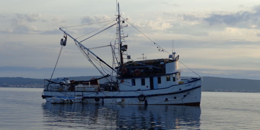 Mišnjak: Nasukana ribarica “Glamoč”