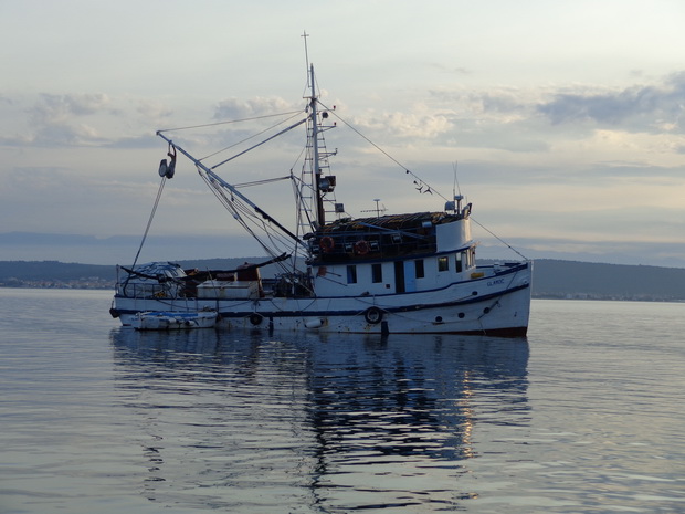 Mišnjak: Nasukana ribarica “Glamoč”
