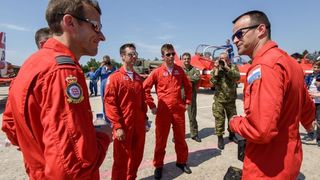 Akrobatska skupina “Red Arrows” Royal Air Forcea u posjeti Zračnoj bazi u Zemuniku Akrobatska skupina “Red Arrows” Royal Air Forcea u posjeti Zračnoj bazi u Zemuniku
