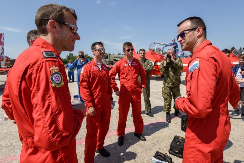 Akrobatska skupina “Red Arrows” Royal Air Forcea u posjeti Zračnoj bazi u Zemuniku Akrobatska skupina “Red Arrows” Royal Air Forcea u posjeti Zračnoj bazi u Zemuniku