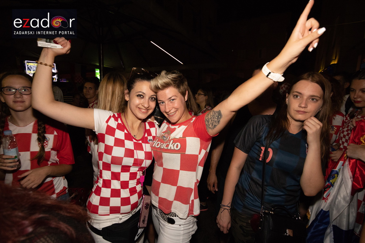 Čudesna noć: Velika fešta ulicama Zadra nakon plasmana Vatrenih u finale SP Čudesna noć: Velika fešta ulicama Zadra nakon plasmana Vatrenih u finale SP