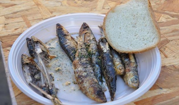 Pula – Tradicionalno svaku godinu na Portarati u sklopu predblagdanskih dogadjanja gradjane i goste organizatori pocaste pecenim srdelama. Ove godine ispeceno je i podijeljeno preko tisucu porcija. Photo: Dusko Marusic/PIXSELL