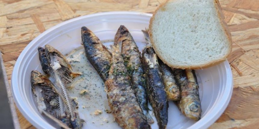 Pula – Tradicionalno svaku godinu na Portarati u sklopu predblagdanskih dogadjanja gradjane i goste organizatori pocaste pecenim srdelama. Ove godine ispeceno je i podijeljeno preko tisucu porcija. Photo: Dusko Marusic/PIXSELL