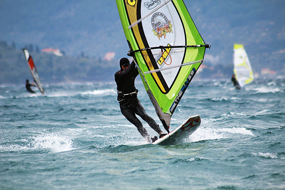 Windsurferi na Kolovarima, 11. travnja 2012. (foto:Saša Čuka) Windsurferi na Kolovarima, 11. travnja 2012. (foto:Saša Čuka)