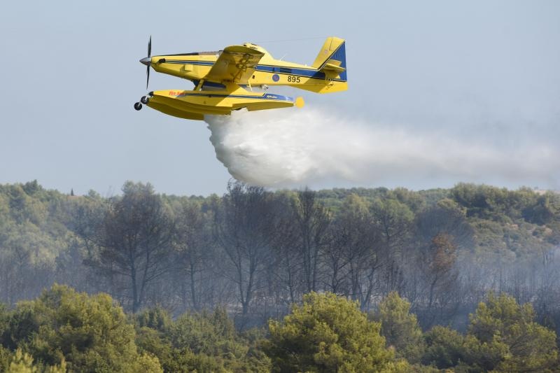 Kanaderi i air tractori gasili požar u blizini dikljanskih kuća i vikendica Kanaderi i air tractori gasili požar u blizini dikljanskih kuća i vikendica