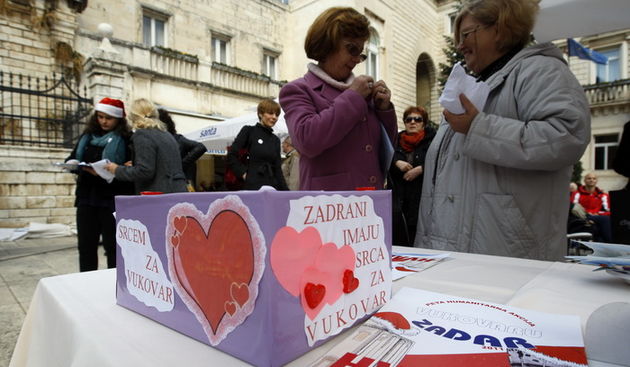 Zadar, 031211.
Na Narodnom trgu u Zadru od 9 do 14 sati odrzava se “Vukovaru ZaDar” –  velika humanitarna akcija u organizaciji Hrvatske katolicke udruge medicinskih sestara i tehnicara Zadar s predsjednicom s. Melhiorom Biosic. Ova manifestacija vec petu
