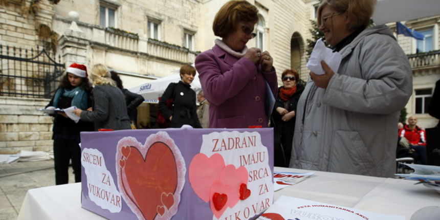 Zadar, 031211.
Na Narodnom trgu u Zadru od 9 do 14 sati odrzava se “Vukovaru ZaDar” –  velika humanitarna akcija u organizaciji Hrvatske katolicke udruge medicinskih sestara i tehnicara Zadar s predsjednicom s. Melhiorom Biosic. Ova manifestacija vec petu