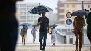 Opis  30.07.2014., Zadar – Ciklona Melisa jutros je na zadarsko podrucje donijela snazno nevrijeme praceno kisom i grmljavinom. Photo: Filip Brala/PIXSELL Autor  Filip Brala/PIXSELL Ključne riječi  ciklona, melisa, fronta, kisa, nevrijeme