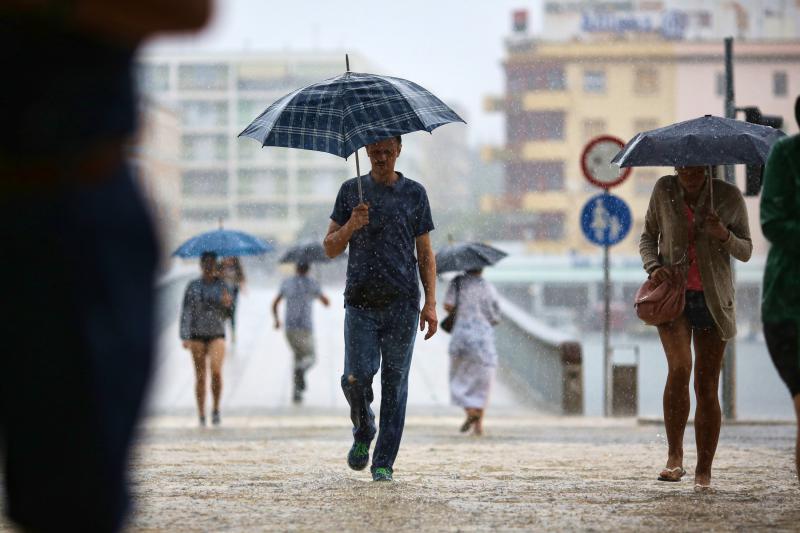 Opis  30.07.2014., Zadar – Ciklona Melisa jutros je na zadarsko podrucje donijela snazno nevrijeme praceno kisom i grmljavinom. Photo: Filip Brala/PIXSELL Autor  Filip Brala/PIXSELL Ključne riječi  ciklona, melisa, fronta, kisa, nevrijeme