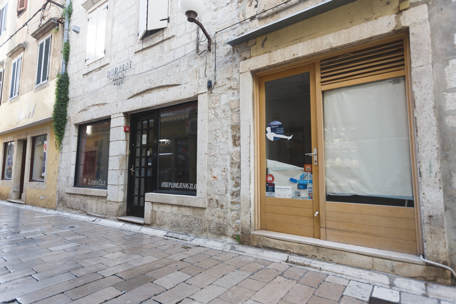 Zatvorene butige i poluprazan zadarski Poluotok Zatvorene butige i poluprazan zadarski Poluotok