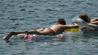 Makarska, 030711.
Prvi srpanjski vikend i prave ljetne vrucine doveli su veliki broj turista na Makarsku rivijeru. Plaze su prepune kupaca koji uzivaju u suncanju i kupanju.
Na slici: Kupaci.
Foto: Ivo Ravlic / CROPIX Makarska, 030711.
Prvi srpanjski vikend i prave ljetne vrucine doveli su veliki broj turista na Makarsku rivijeru. Plaze su prepune kupaca koji uzivaju u suncanju i kupanju.
Na slici: Kupaci.
Foto: Ivo Ravlic / CROPIX