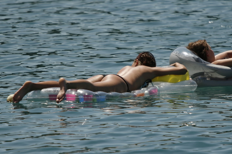 Makarska, 030711.
Prvi srpanjski vikend i prave ljetne vrucine doveli su veliki broj turista na Makarsku rivijeru. Plaze su prepune kupaca koji uzivaju u suncanju i kupanju.
Na slici: Kupaci.
Foto: Ivo Ravlic / CROPIX Makarska, 030711.
Prvi srpanjski vikend i prave ljetne vrucine doveli su veliki broj turista na Makarsku rivijeru. Plaze su prepune kupaca koji uzivaju u suncanju i kupanju.
Na slici: Kupaci.
Foto: Ivo Ravlic / CROPIX