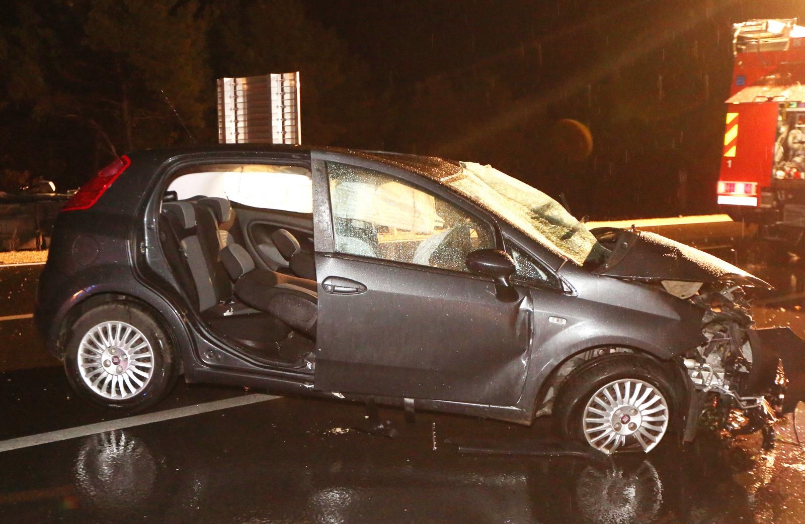 Vodice: U sudaru automobila i autobusa tri osobe ozlijeđene, a autobus završio na boku