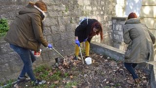 Clanovi i volonteri Udruge apstinenata za pomoc pri resocijalizaciji Porat proveli su u akciju ciscenja infektivnog otpada. U kapetanskom parku pronasli su nekoliko stotina odbacenih sprica i igala. Akcija je pokrenuta po dojavi gradjana o pronalasku odb Clanovi i volonteri Udruge apstinenata za pomoc pri resocijalizaciji Porat proveli su u akciju ciscenja infektivnog otpada. U kapetanskom parku pronasli su nekoliko stotina odbacenih sprica i igala. Akcija je pokrenuta po dojavi gradjana o pronalasku odb