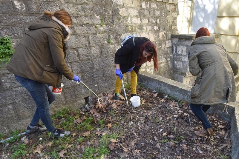Clanovi i volonteri Udruge apstinenata za pomoc pri resocijalizaciji Porat proveli su u akciju ciscenja infektivnog otpada. U kapetanskom parku pronasli su nekoliko stotina odbacenih sprica i igala. Akcija je pokrenuta po dojavi gradjana o pronalasku odb Clanovi i volonteri Udruge apstinenata za pomoc pri resocijalizaciji Porat proveli su u akciju ciscenja infektivnog otpada. U kapetanskom parku pronasli su nekoliko stotina odbacenih sprica i igala. Akcija je pokrenuta po dojavi gradjana o pronalasku odb