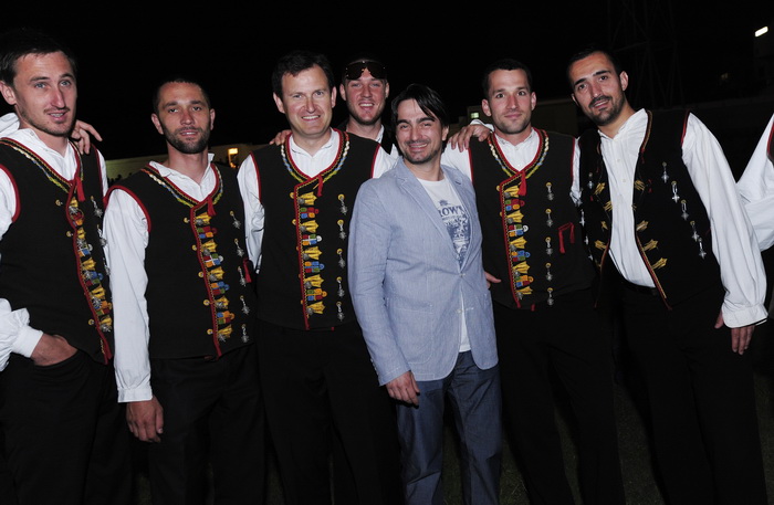 Sibenik, 030612.
Stadion Subicevac.
Veceras je odrzan humanitarni koncert “Sibenska srca za nasu dicu” na kojem su prikupljana sredstva za lijecenje djece oboljele od malignih bolesti. Koncert je vodila poznata glumica Doris Pincic, a nastupile su mnoge e Sibenik, 030612.
Stadion Subicevac.
Veceras je odrzan humanitarni koncert “Sibenska srca za nasu dicu” na kojem su prikupljana sredstva za lijecenje djece oboljele od malignih bolesti. Koncert je vodila poznata glumica Doris Pincic, a nastupile su mnoge e