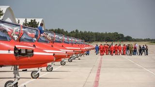 Akrobatska skupina “Red Arrows” Royal Air Forcea u posjeti Zračnoj bazi u Zemuniku Akrobatska skupina “Red Arrows” Royal Air Forcea u posjeti Zračnoj bazi u Zemuniku