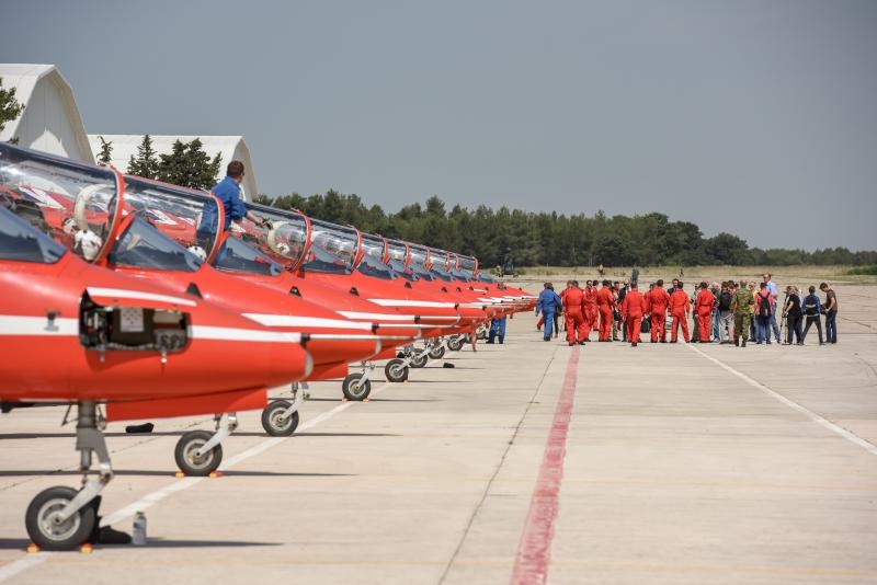 Akrobatska skupina “Red Arrows” Royal Air Forcea u posjeti Zračnoj bazi u Zemuniku Akrobatska skupina “Red Arrows” Royal Air Forcea u posjeti Zračnoj bazi u Zemuniku