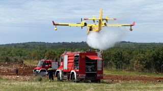 Zadar, 130513.
Predsjednik Vlade RH Zoran Milanovic prisustvovao je programu pokazne vatrogasne vjezbe Ljeto 2013 u Zracnoj luci Zadar. U pokaznoj vatrogasnoj vjezbi sudjelovale su protupozarne snage Drzavne uprave za zastitu i spasavanje, Namjenski orga Zadar, 130513.
Predsjednik Vlade RH Zoran Milanovic prisustvovao je programu pokazne vatrogasne vjezbe Ljeto 2013 u Zracnoj luci Zadar. U pokaznoj vatrogasnoj vjezbi sudjelovale su protupozarne snage Drzavne uprave za zastitu i spasavanje, Namjenski orga
