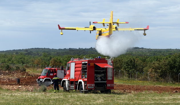 Zadar, 130513. 
Predsjednik Vlade RH Zoran Milanovic prisustvovao je programu pokazne vatrogasne vjezbe Ljeto 2013 u Zracnoj luci Zadar. U pokaznoj vatrogasnoj vjezbi sudjelovale su protupozarne snage Drzavne uprave za zastitu i spasavanje, Namjenski orga